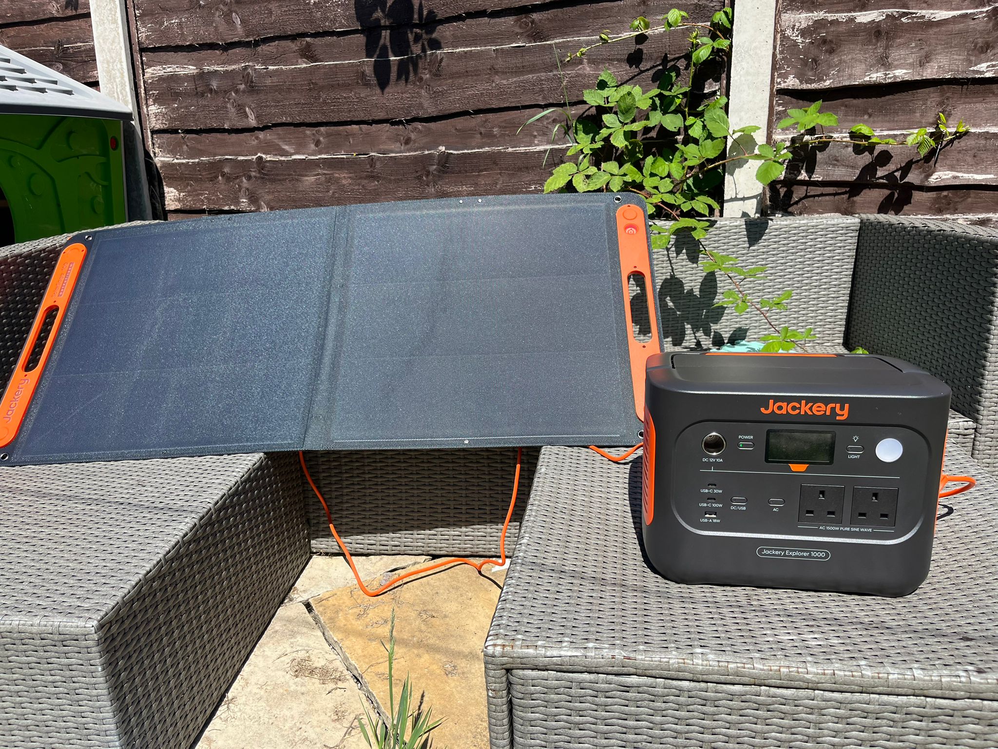 1500w jackery power station & 100w solar panels