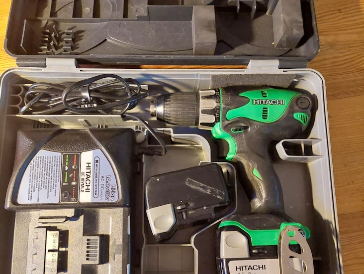 Kraftfull hitachi skruvdragare 14,4 v – 2 batterier