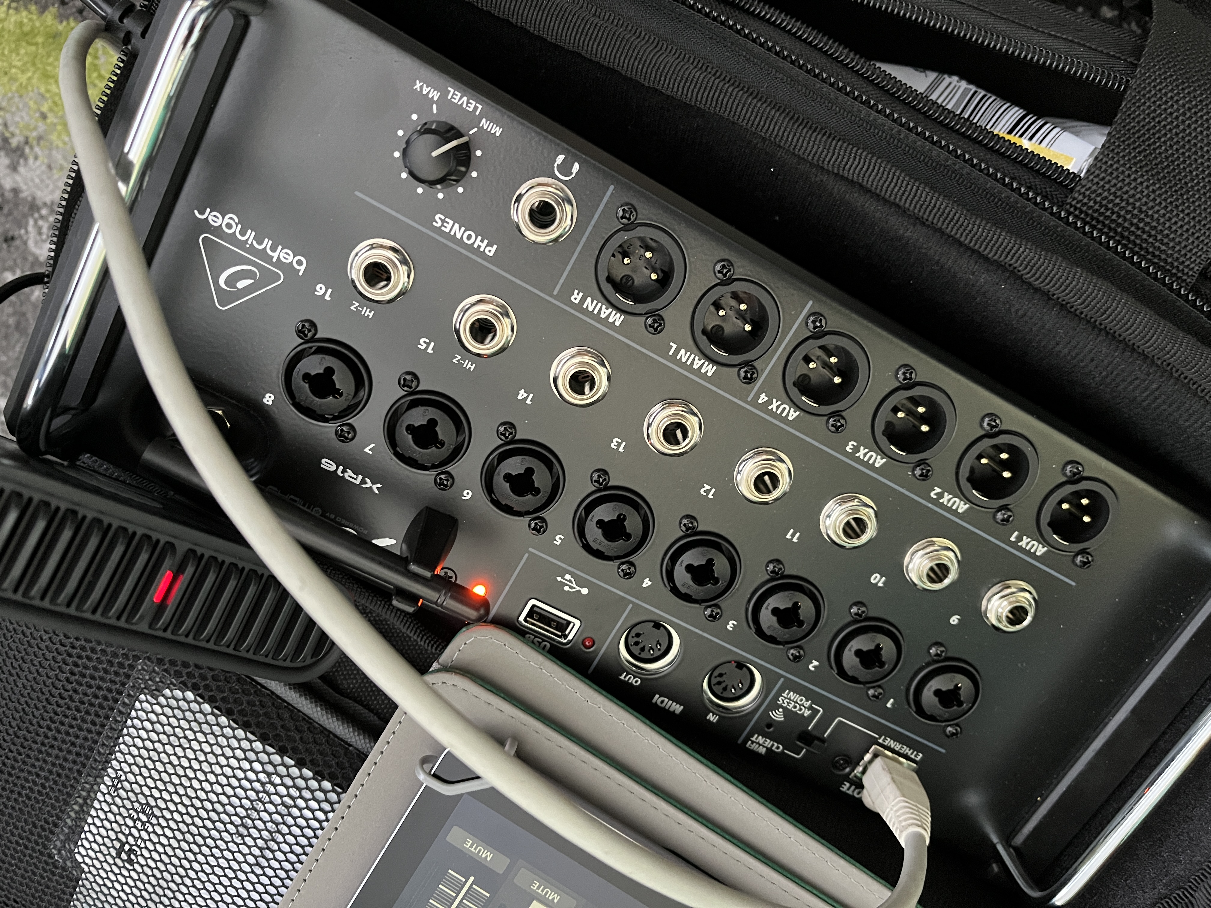Behringer xr air xr16 sound mixer with tablet for live gigs