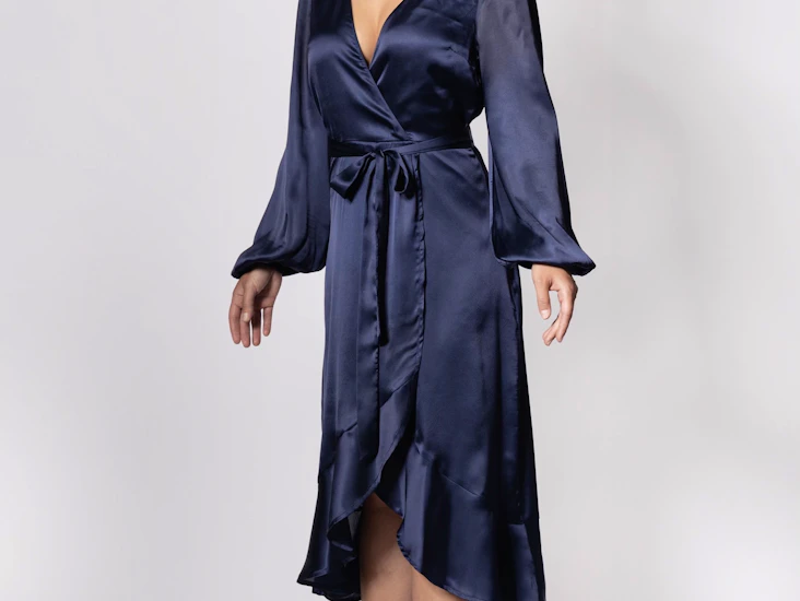 Marineblå cocktailkjole i sateng fra nly by nelly, str. 36