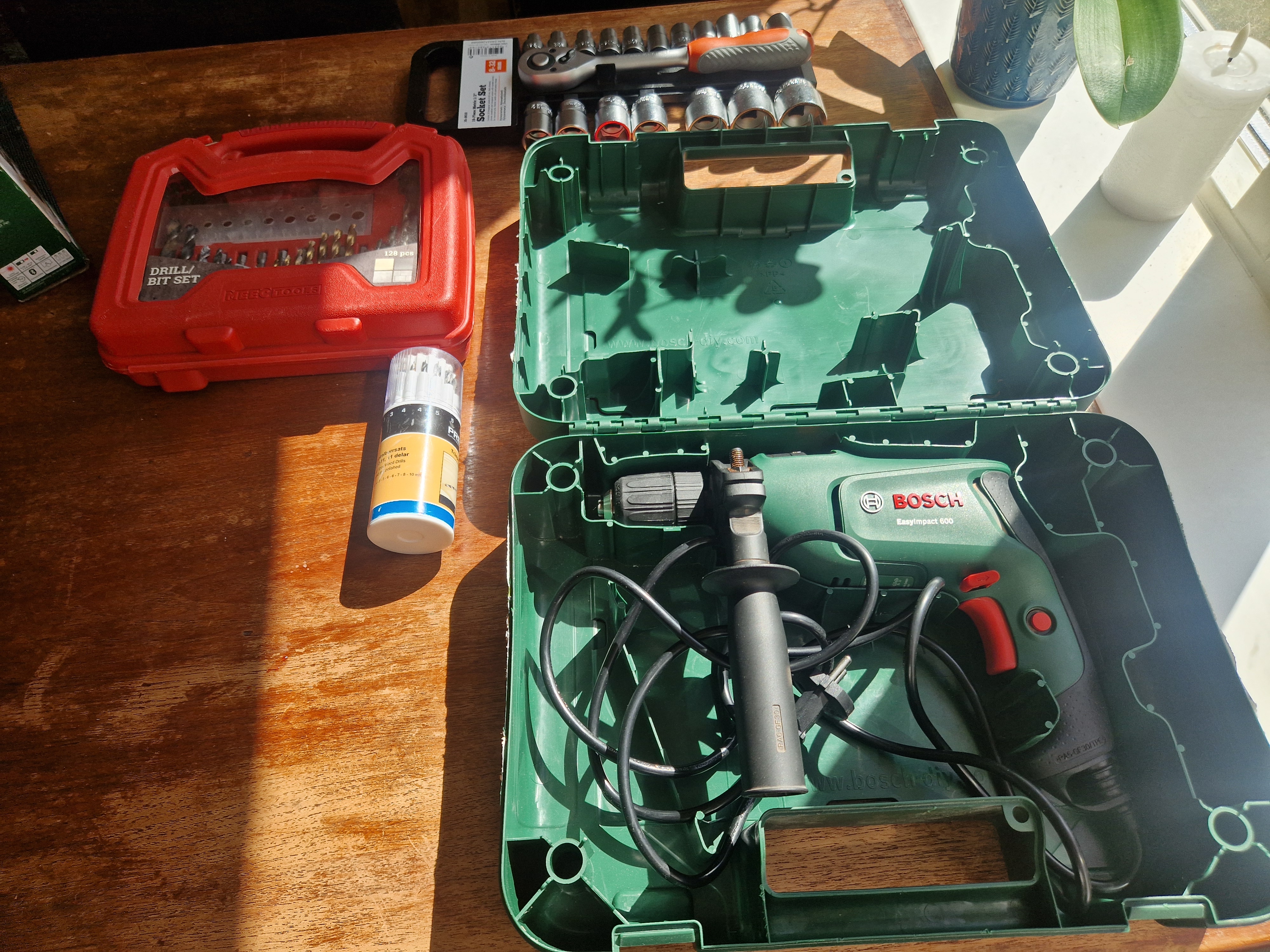 Bosch slagborrmaskin + komplett borr-, bits- och hylsnyckelpaket