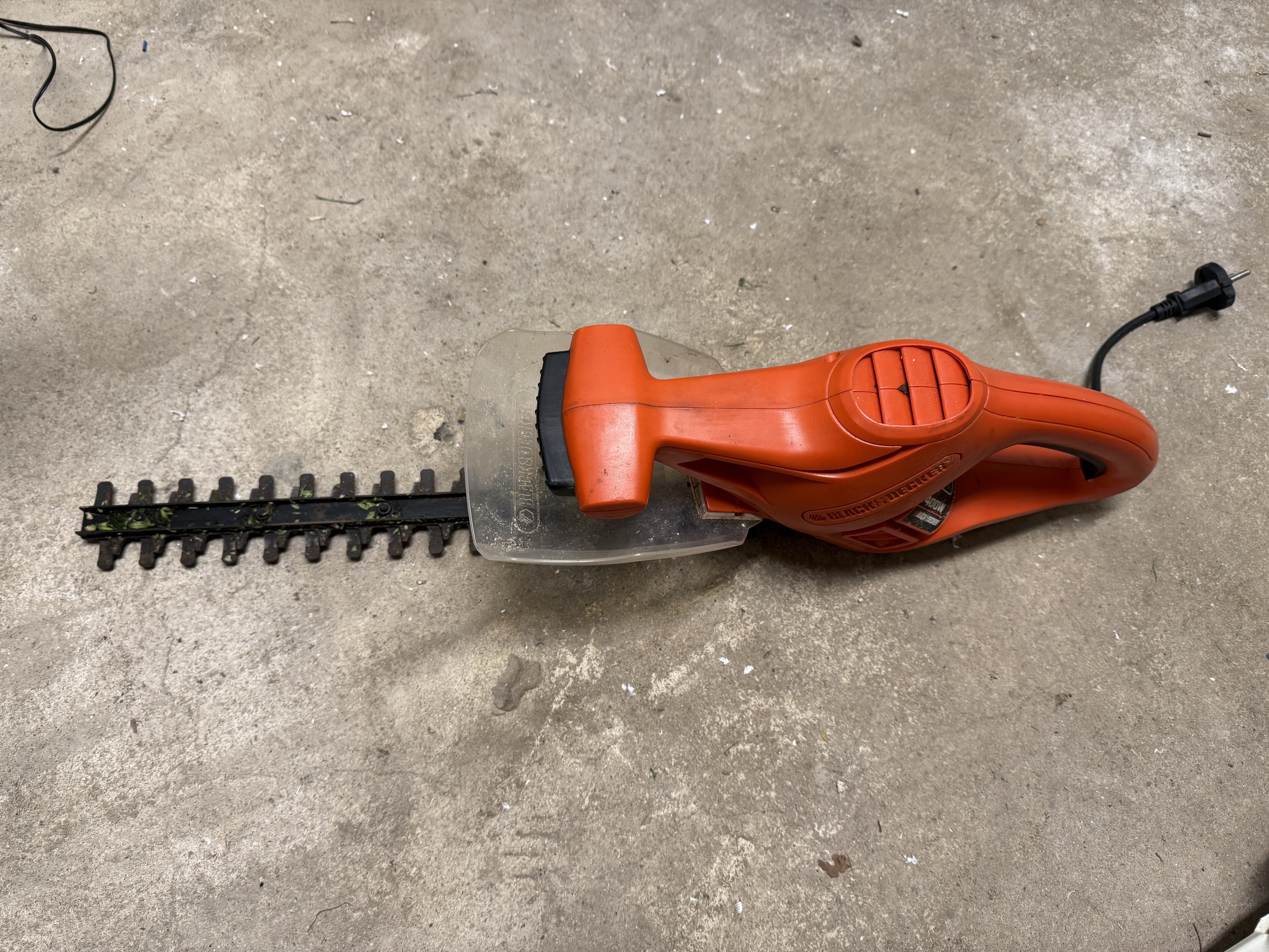Elektrisk häcksax – black & decker gt100 för enkel trimning av häckar
