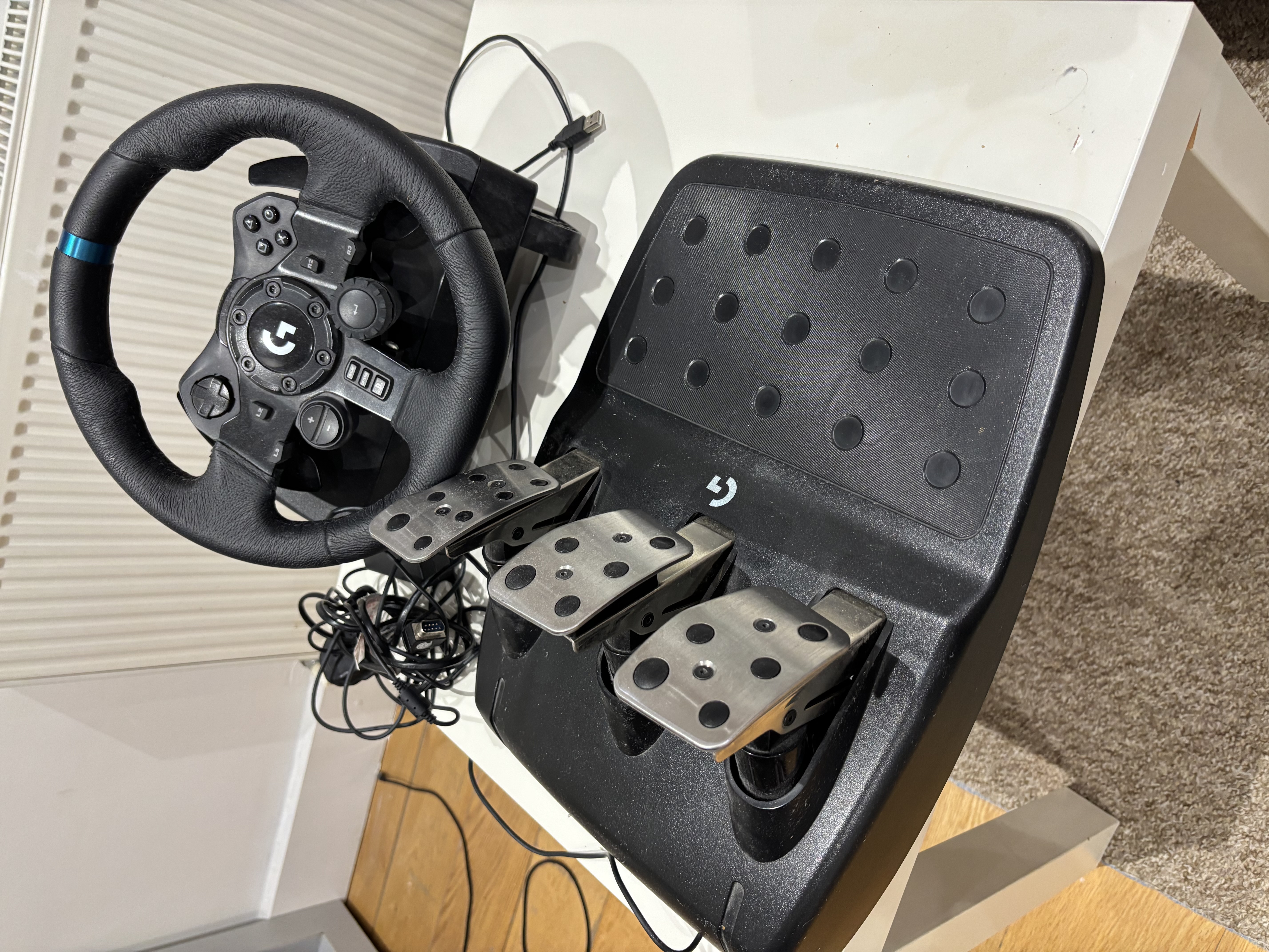Logitech g923 steering wheel and pedals for ps4/ps5/pc/mac 
