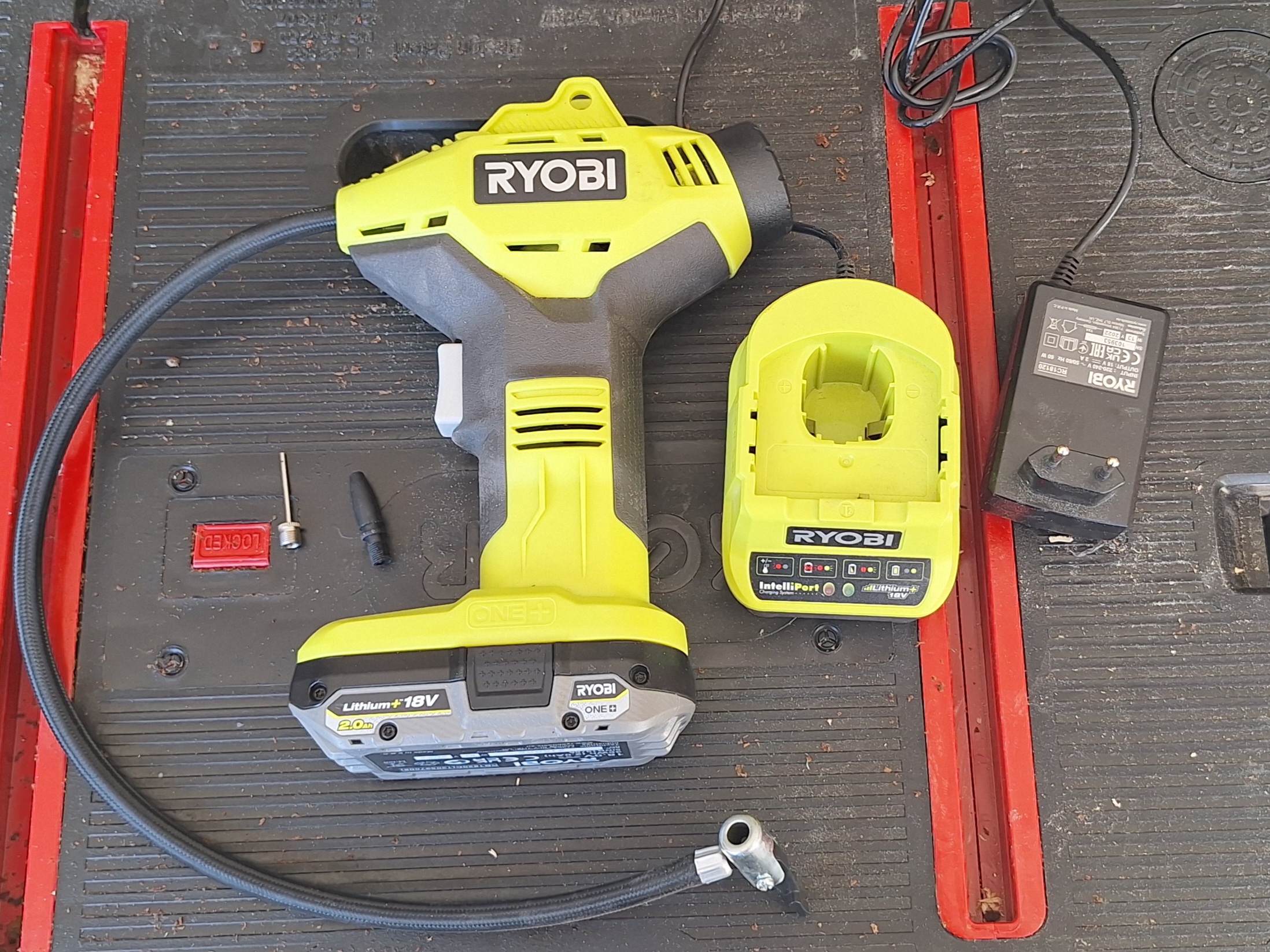 Ryobi batteridrevet minikompressor