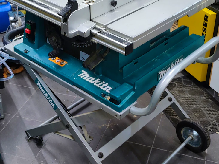 Makita 2704 bordsag med stativ