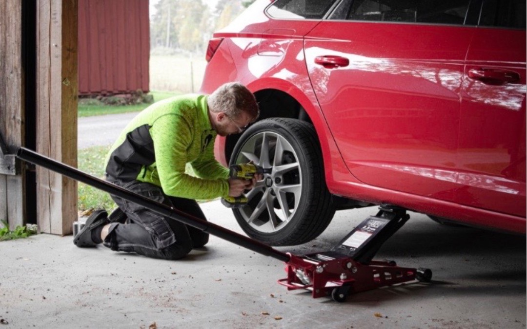 Hydraulisk jekk og muttertrekker