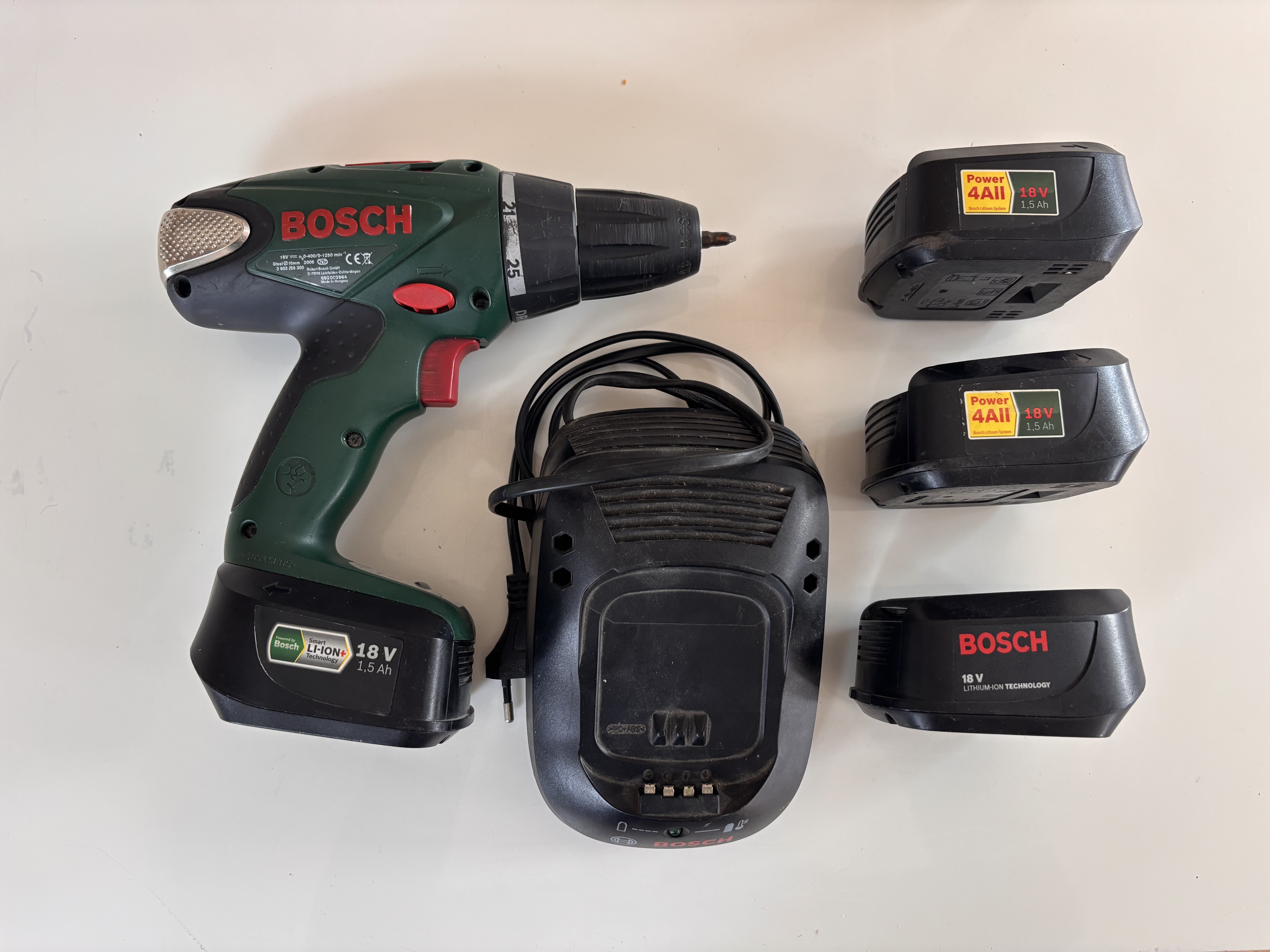Bosch 18v bore-/skruemaskine + lader + 4 batterier (komplet sæt)