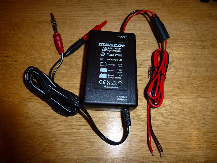 Bilbatterilader for drift fra annet kjøretøy