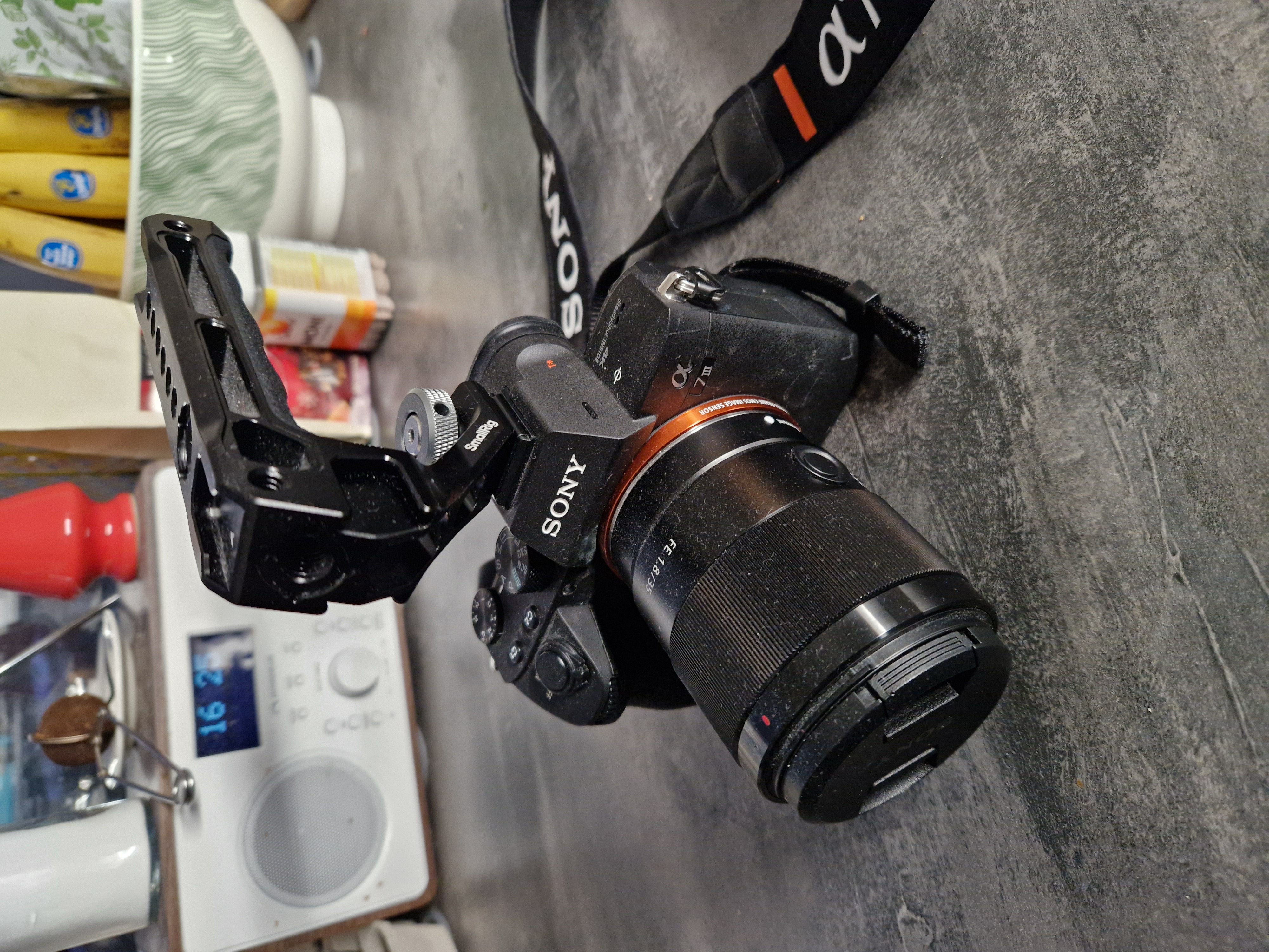 Sony a7iii -järjestelmäkamera + sony fe 35mm f/1.8