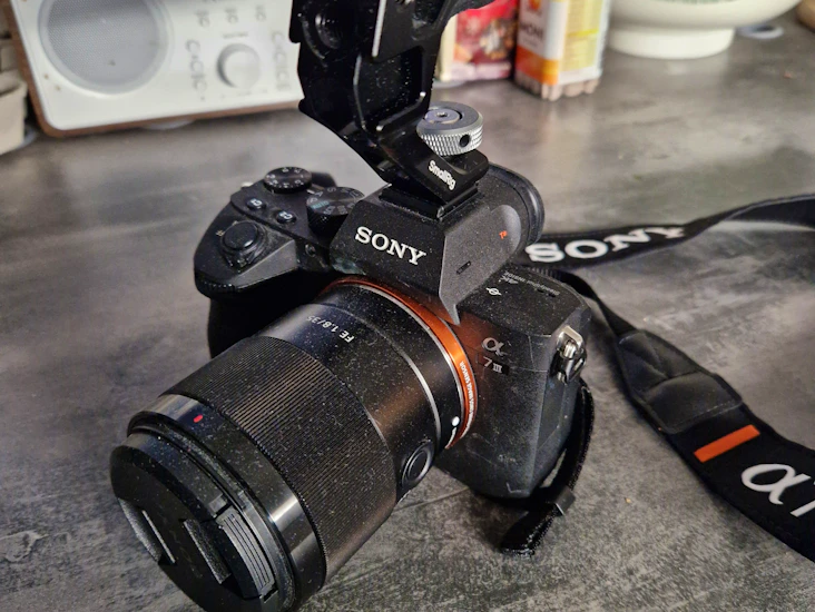 Sony a7iii -järjestelmäkamera + sony fe 35mm f/1.8