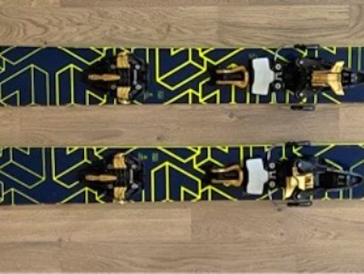 Blackcrows atris med stighudar