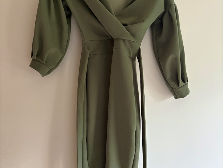 Kaunis ja klassinen juhlamekko syksyn juhliin