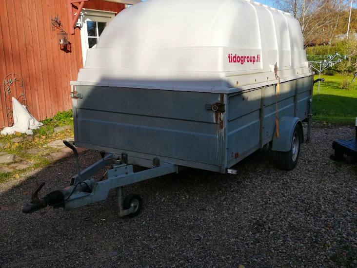 Iso kuomullinen peräkärry