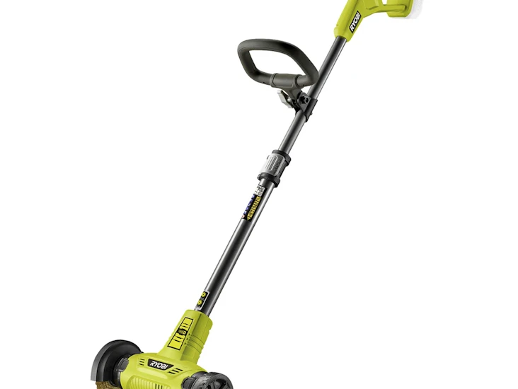 Plattrensare som tar bort ogräs mellan markplattor.