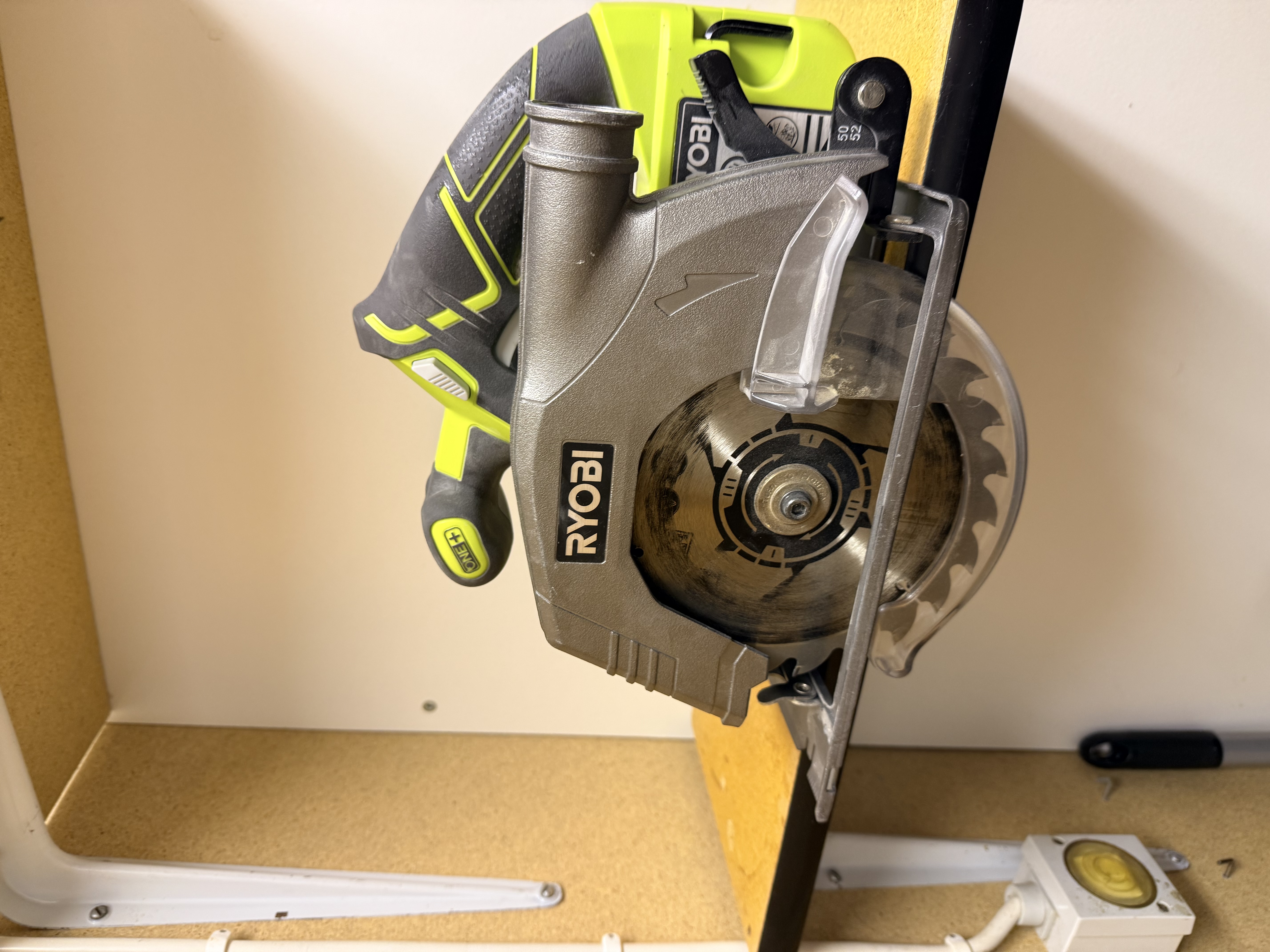 Batteridriven cirkelsåg r18cs-0 från ryobi