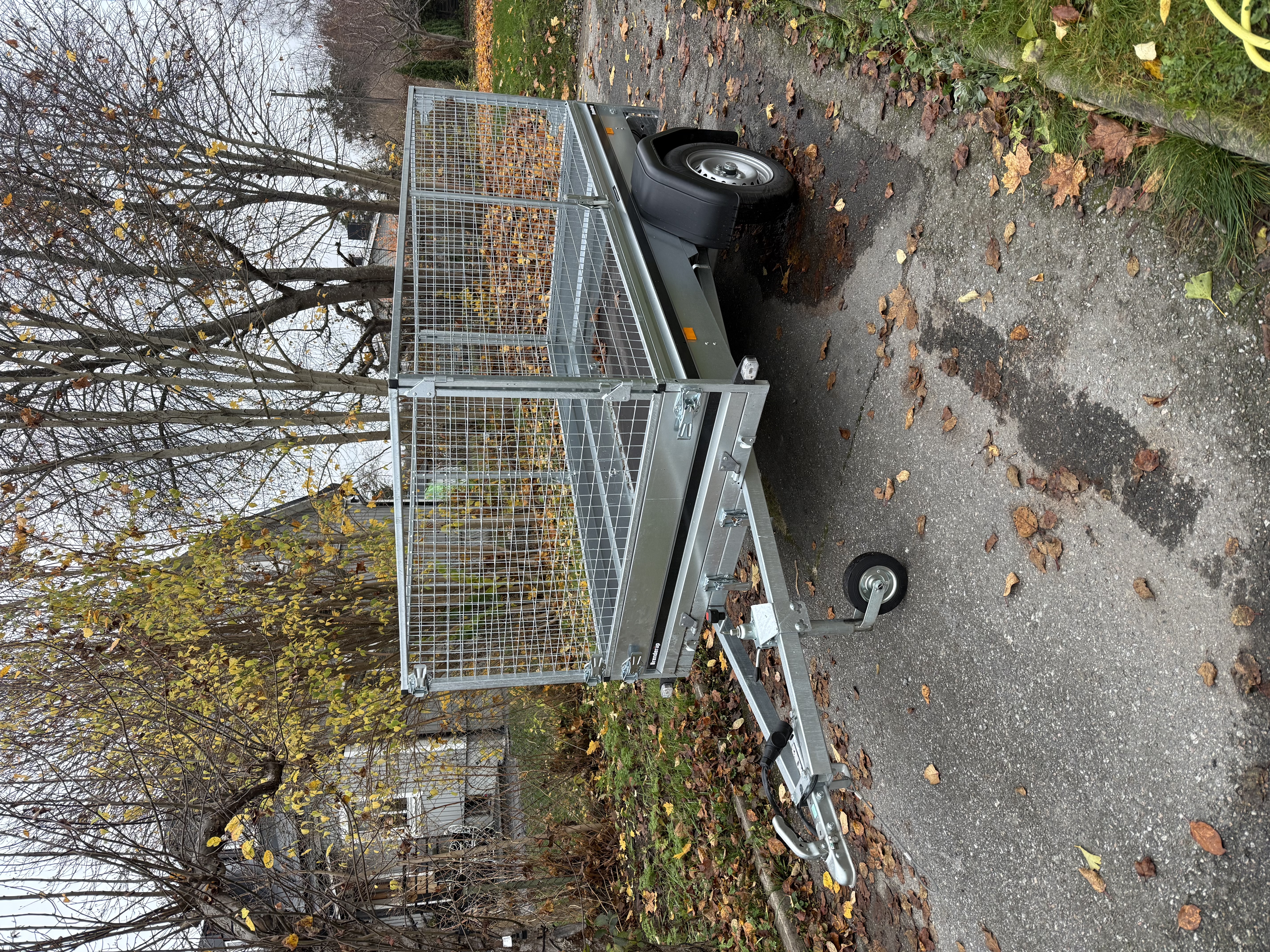 Släpvagn med gallergrindar och tipp, utan tidspassning!