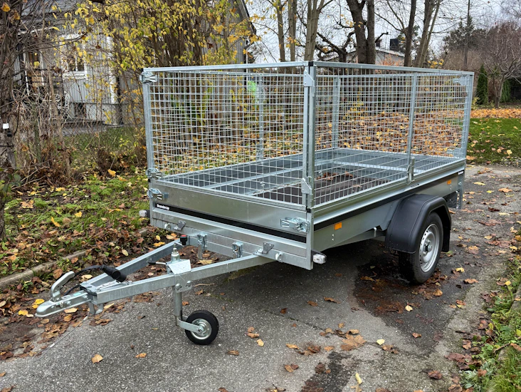 Släpvagn med gallergrindar och tipp, utan tidspassning!