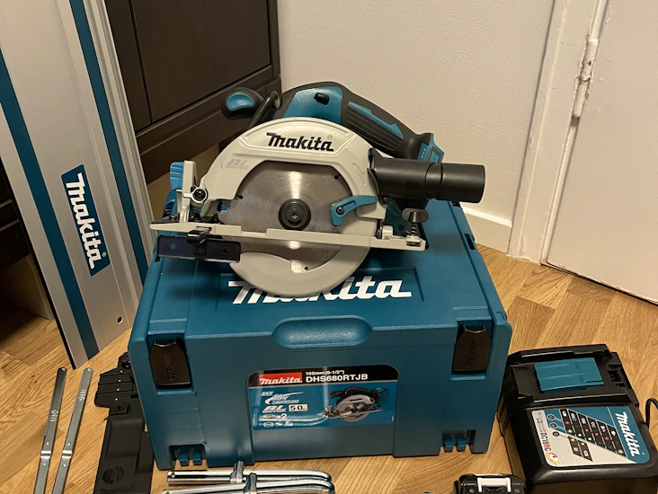 Makita dhs680rtjb cirkelsåg med tillbehör.