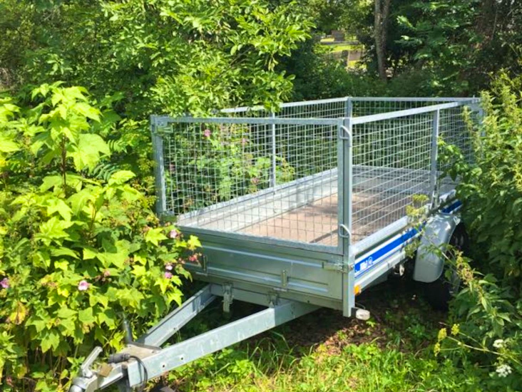 Lätt släpkärra med galler