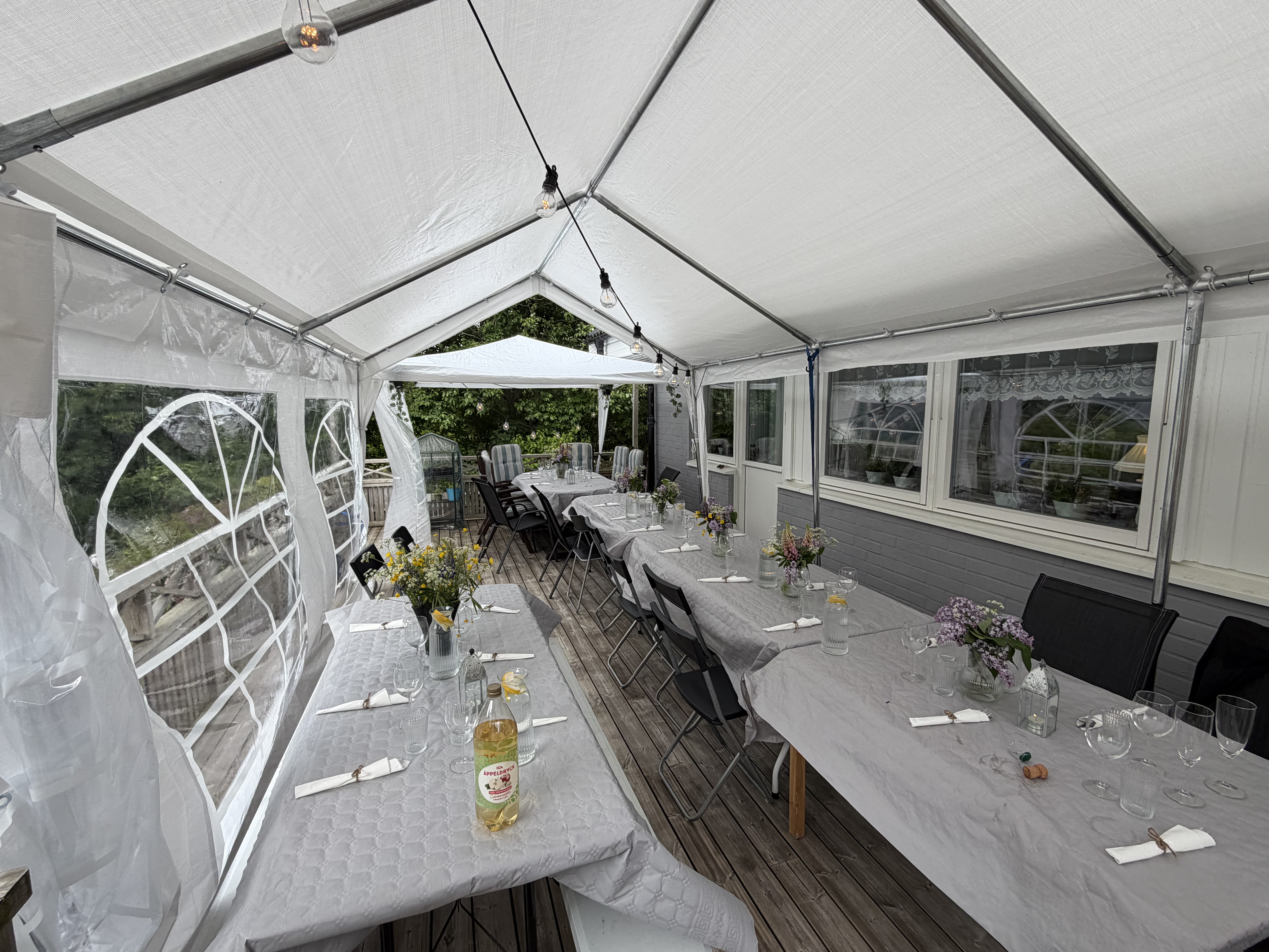 Snyggt och stabilt partytält – perfekt för student, fest & event 🎉 