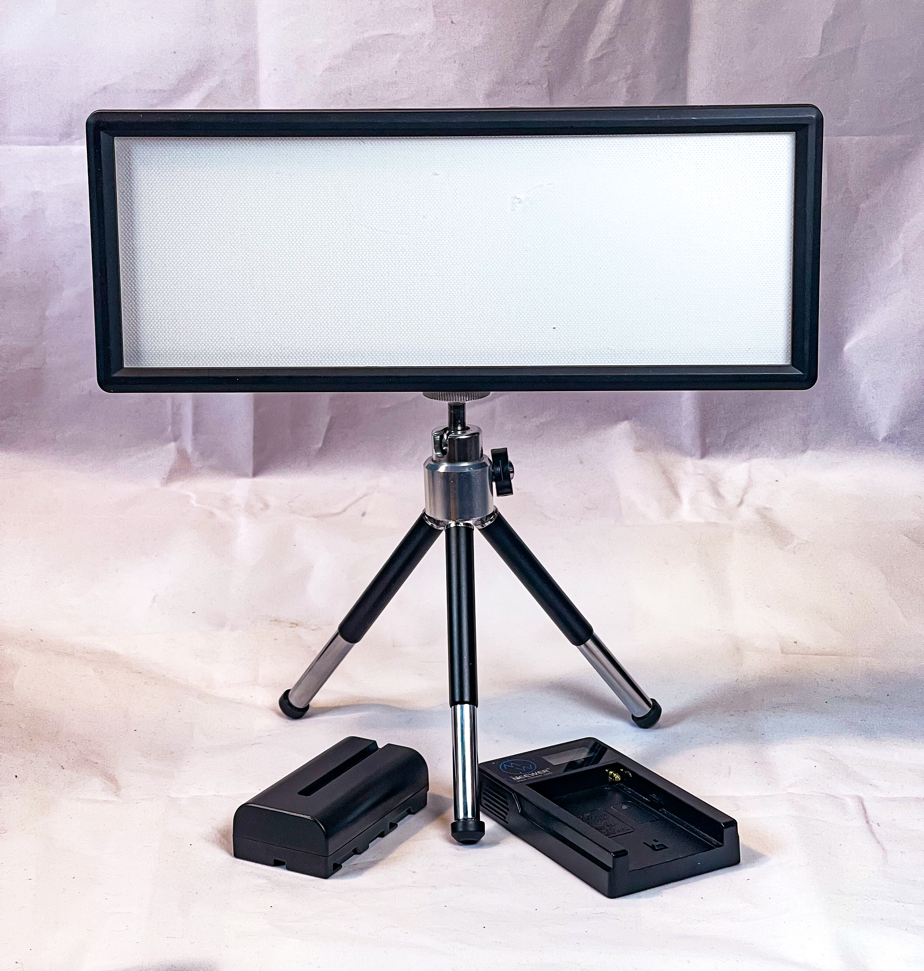 Neewer super slim 2.4g t120 on camera led video light bi-color 3200-5600k dimmable with lcd display, li-ion battery and usb charger