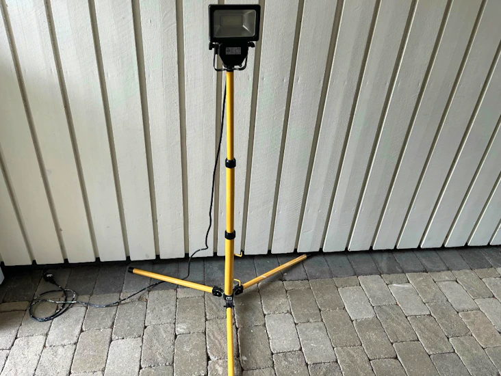 Arbetsbelysning led 20 w på stativ.