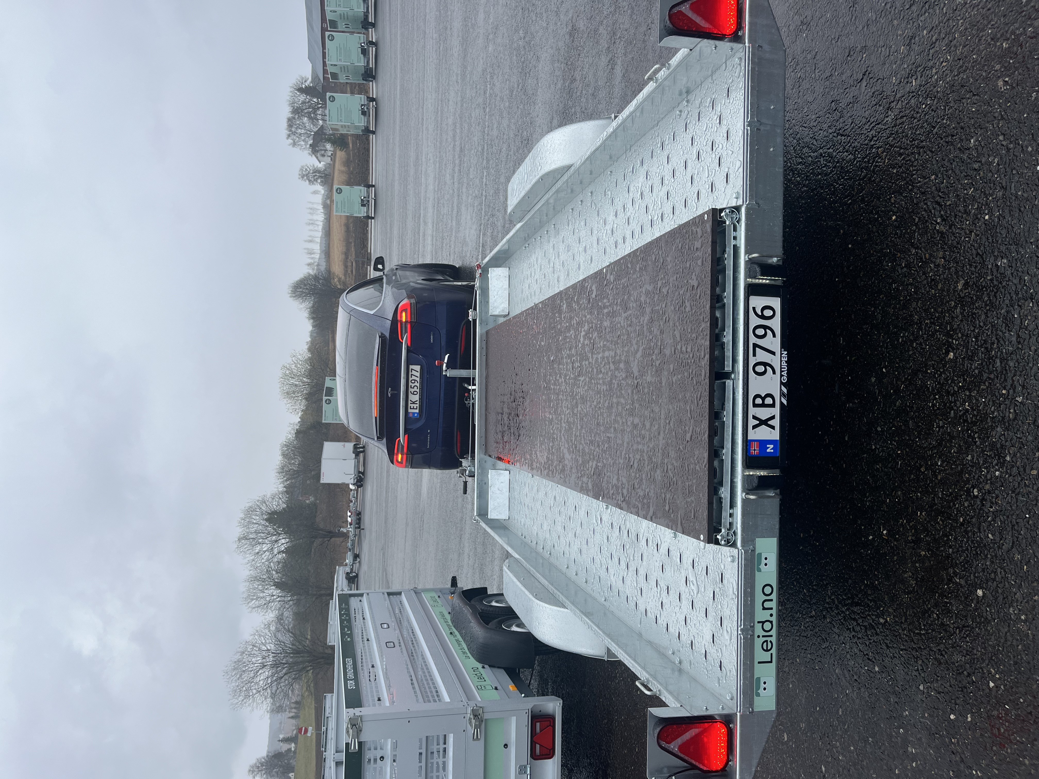 Bilhenger / biltransporthenger. bred, tipp, vinsj (selvbetjening)