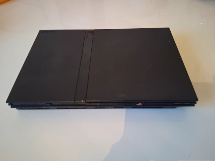 Playstation 2 slim ja kaksi ohjainta