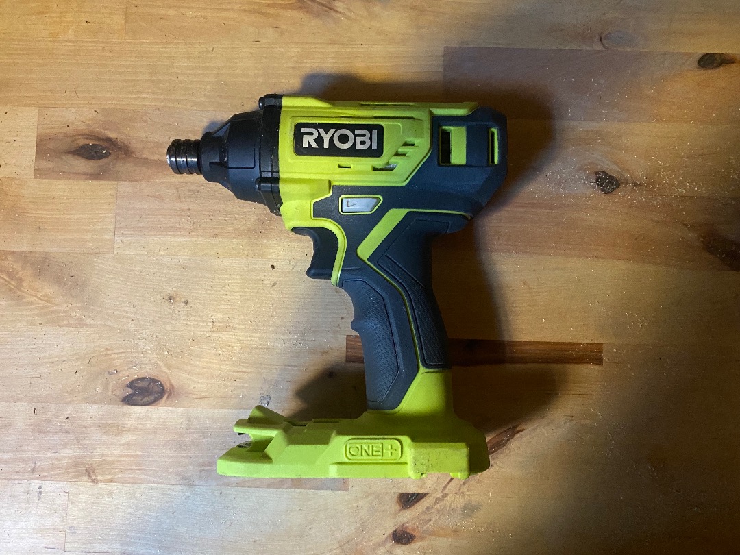 Slagskrutrekker med batteri og lader