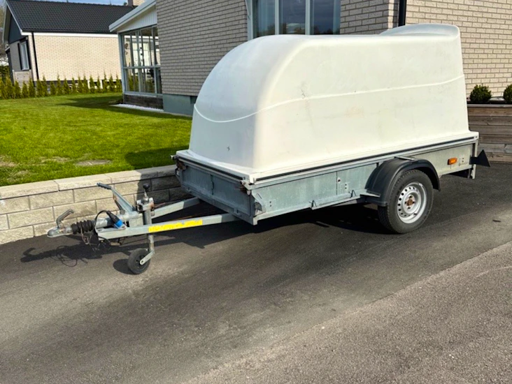 Släp med kåpa