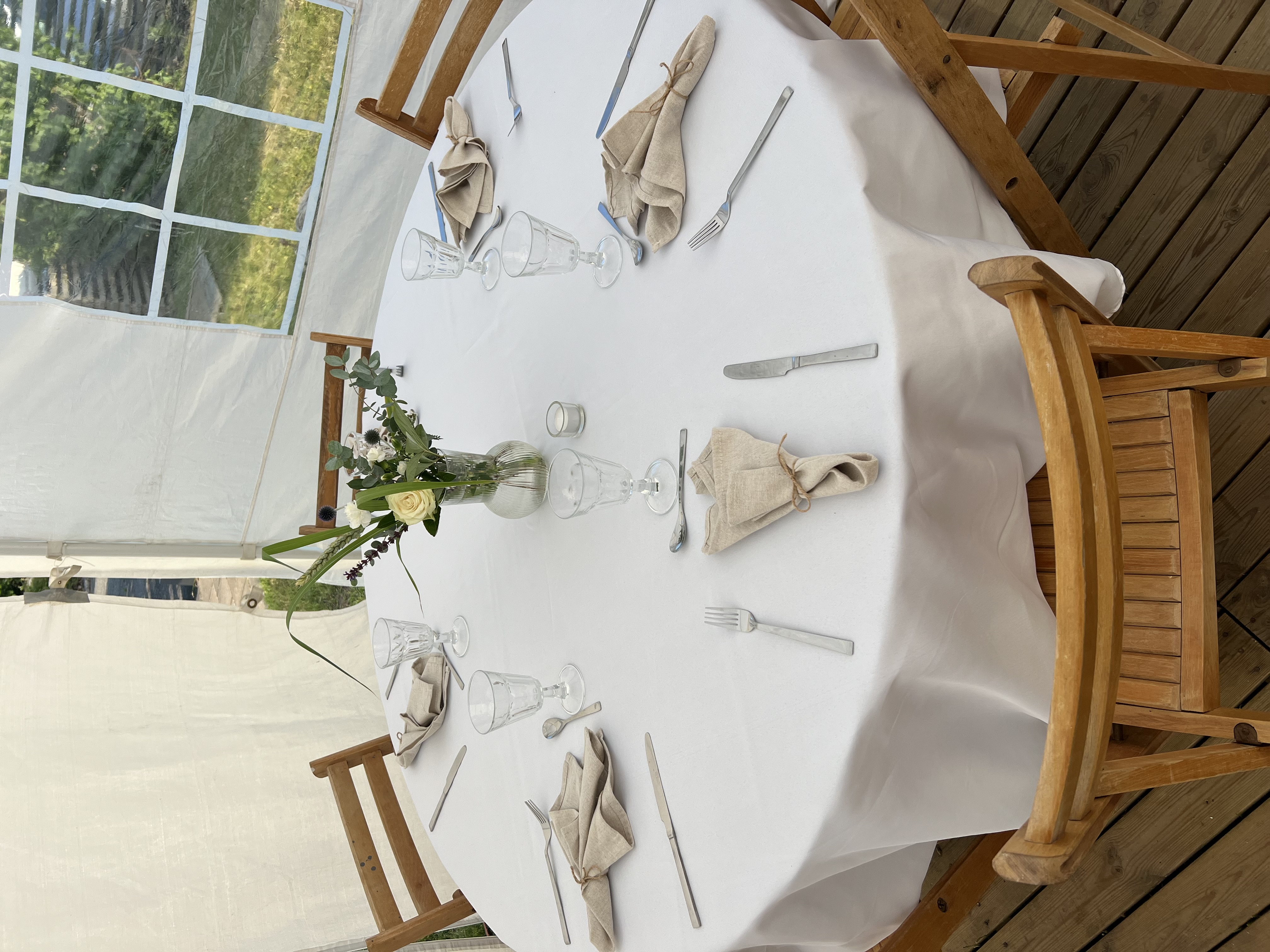 Servetter och tallrikar till dukning 