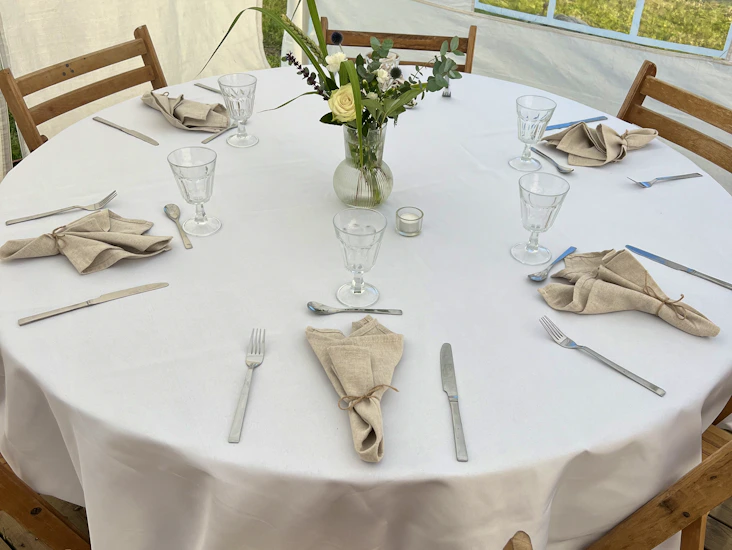 Servetter och tallrikar till dukning