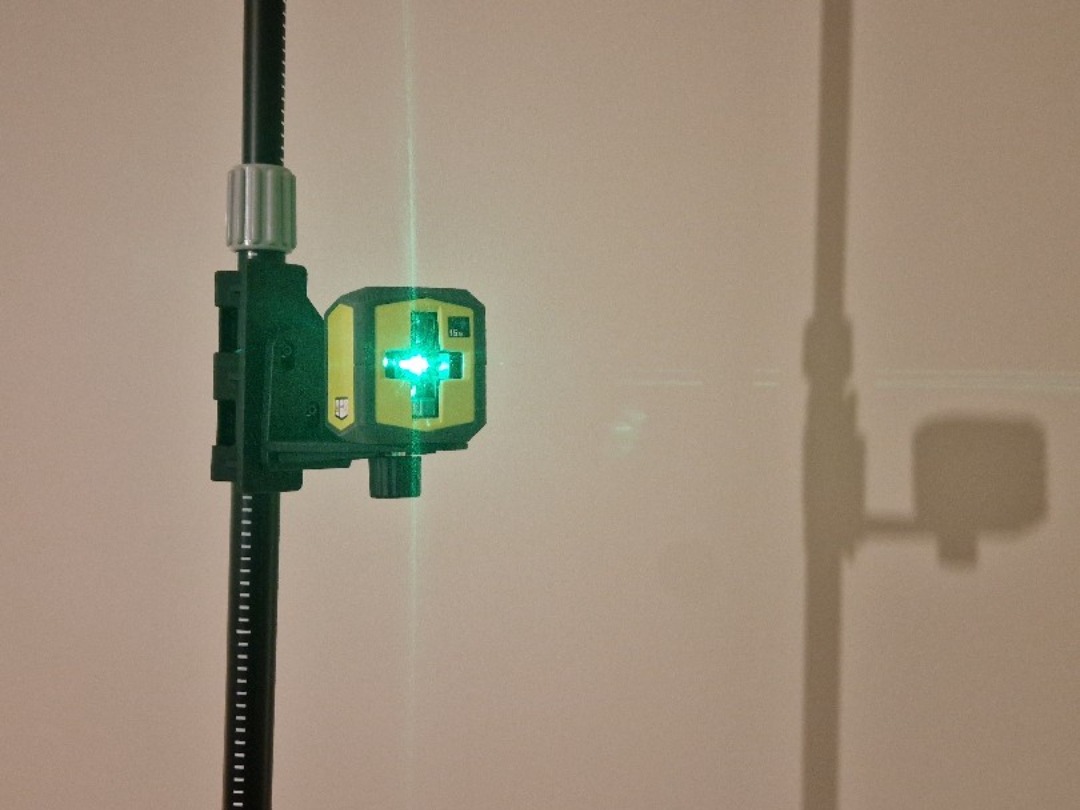 Grön krysslaser med stativ