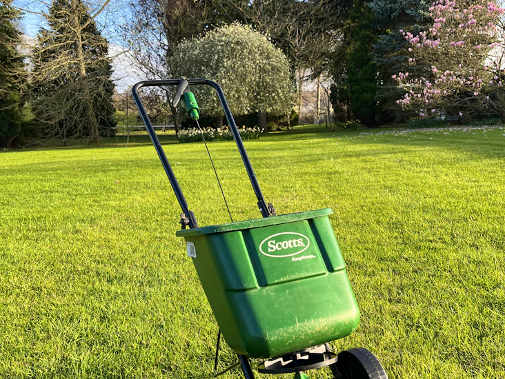 Rotary lawn feed & seed spreader