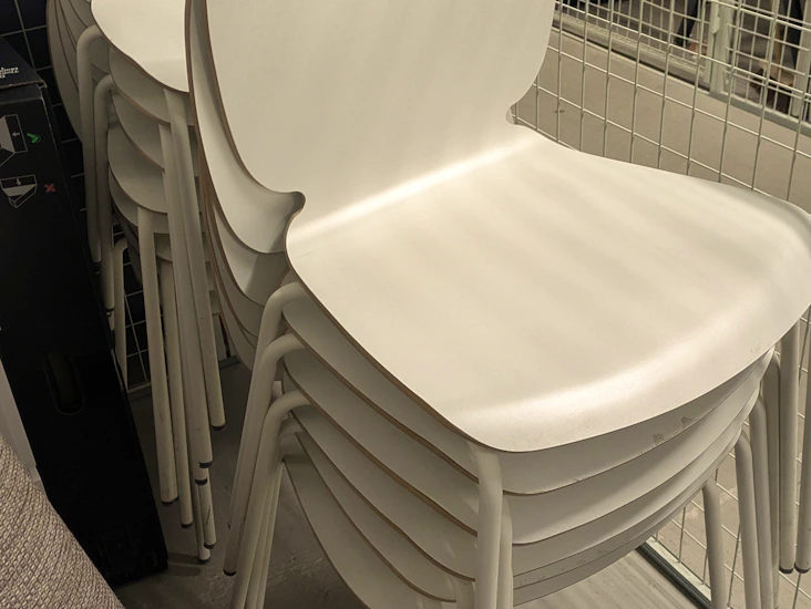 14st supersnygga vita extrastolar + 2st svarta klappstolar