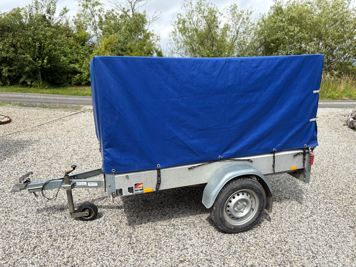 Släp med kapell. invändigt lastmått: 201x108 cm.