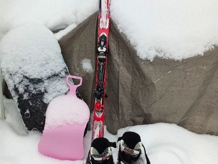 Laskettelu sukset ja monot