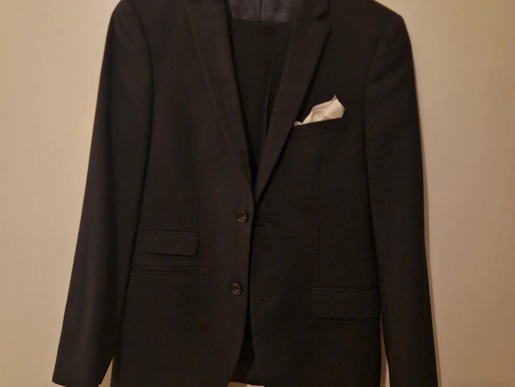 Svart slim fit-kostym från brothers (riley) – strl 48