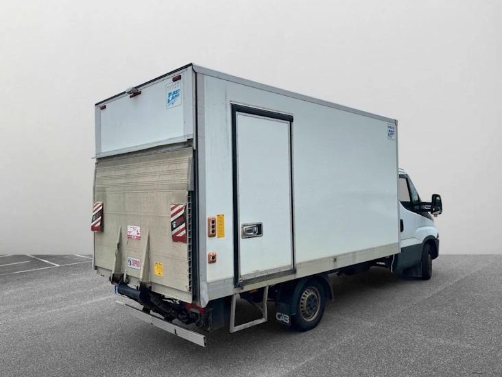 Flyttbil / lastbil med dubbdäck iveco daily automat 18 m³ – b-körkort