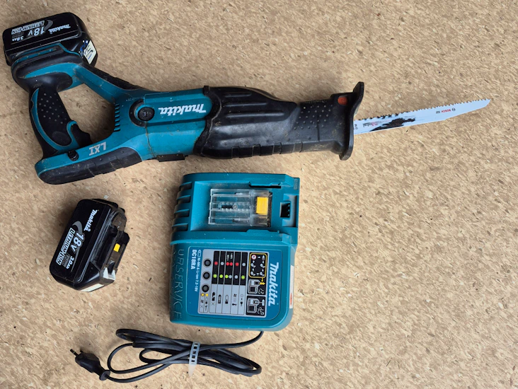 Makita sticksåg med laddare och batteri