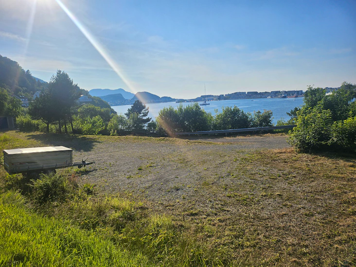 Parkering med god plass nær vei