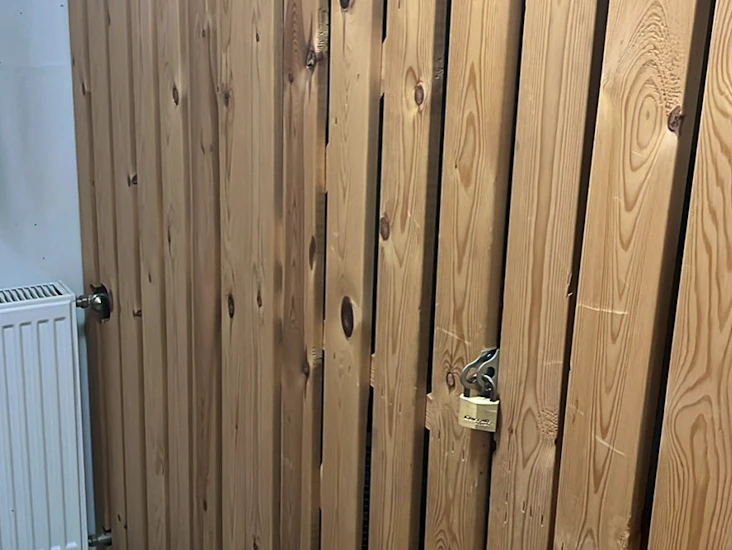 Vuokrataan osa häkkivarastosta storage space for rent (shared storage cage)