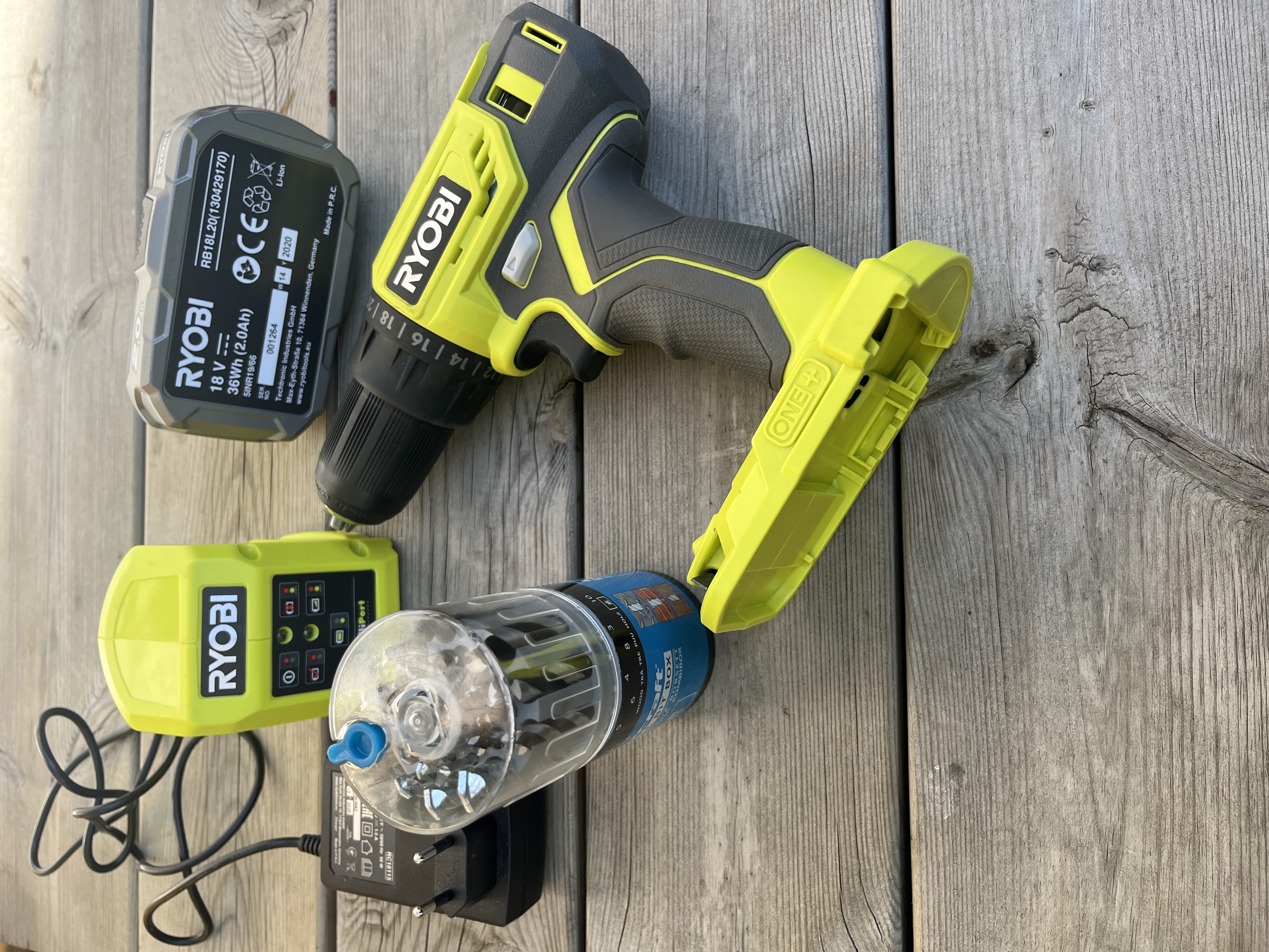 Batteridriven borr/skruvdragare ryobi one+ 18v inkl. laddare, batteri och borr-bits.