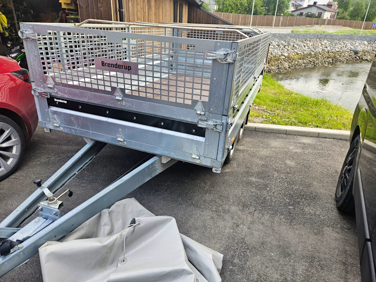 Tilhenger med høye avtagbare karmer.