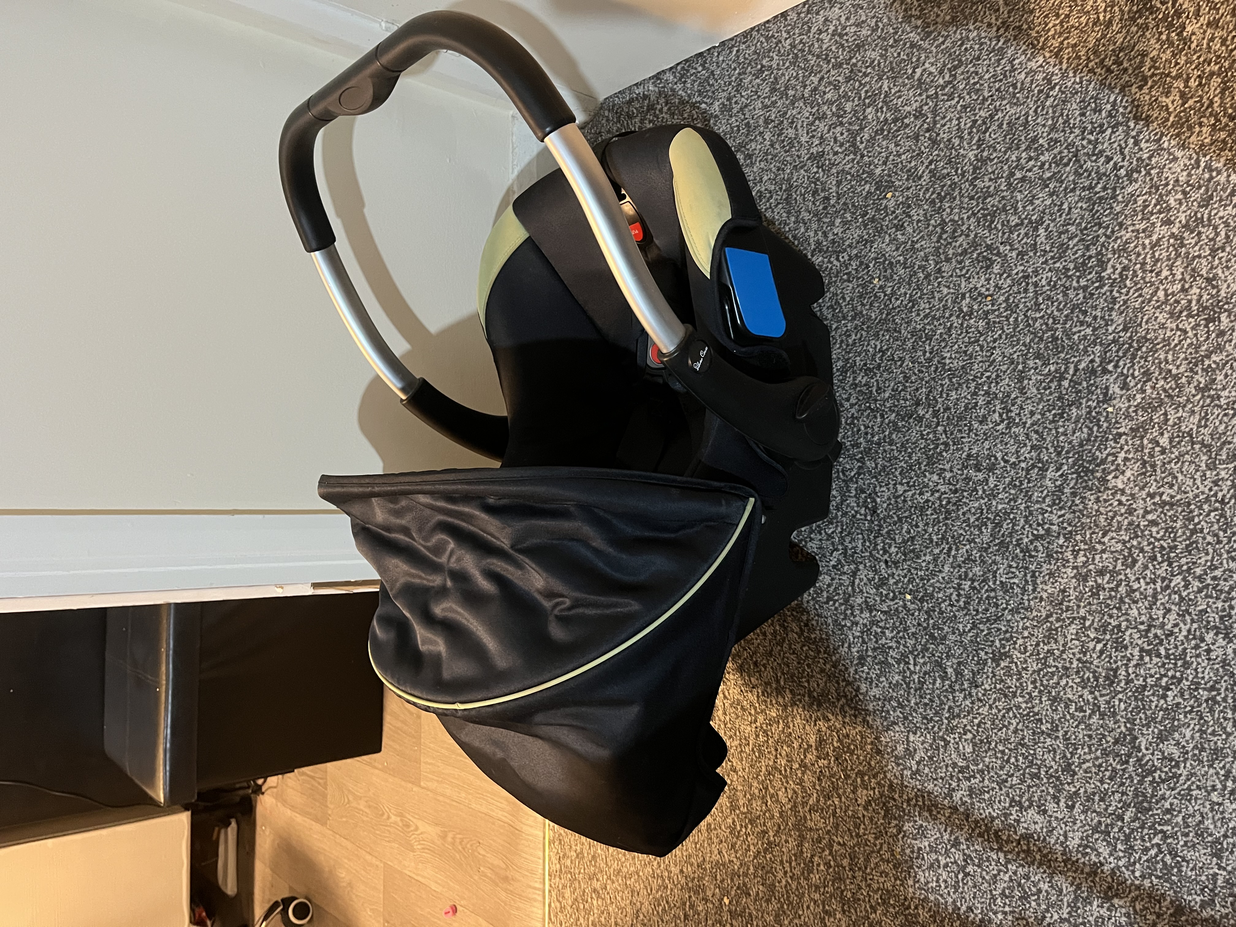 Silver cross ventura car seat from black and green 0-15 months