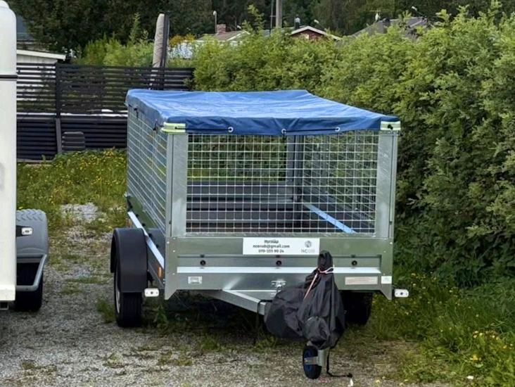 Flaksläp med nätgrind och kapell