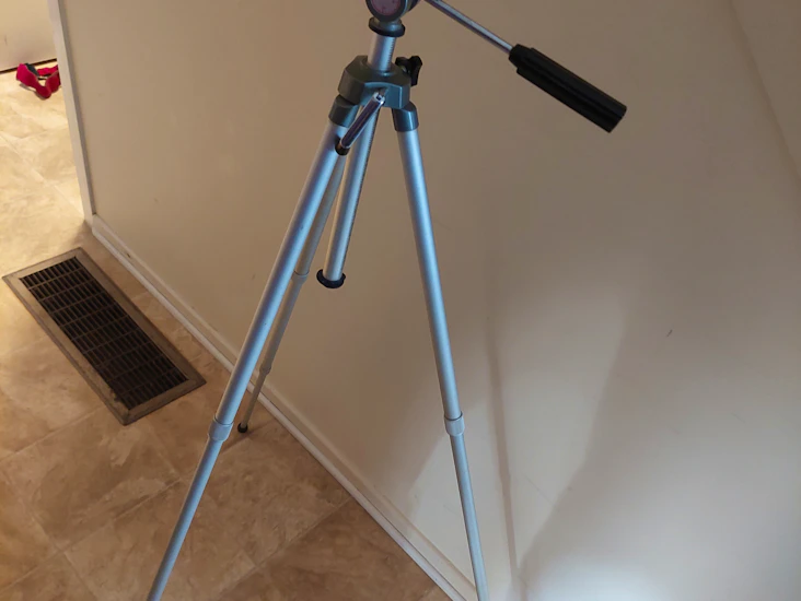 Camera tripod (full-size)