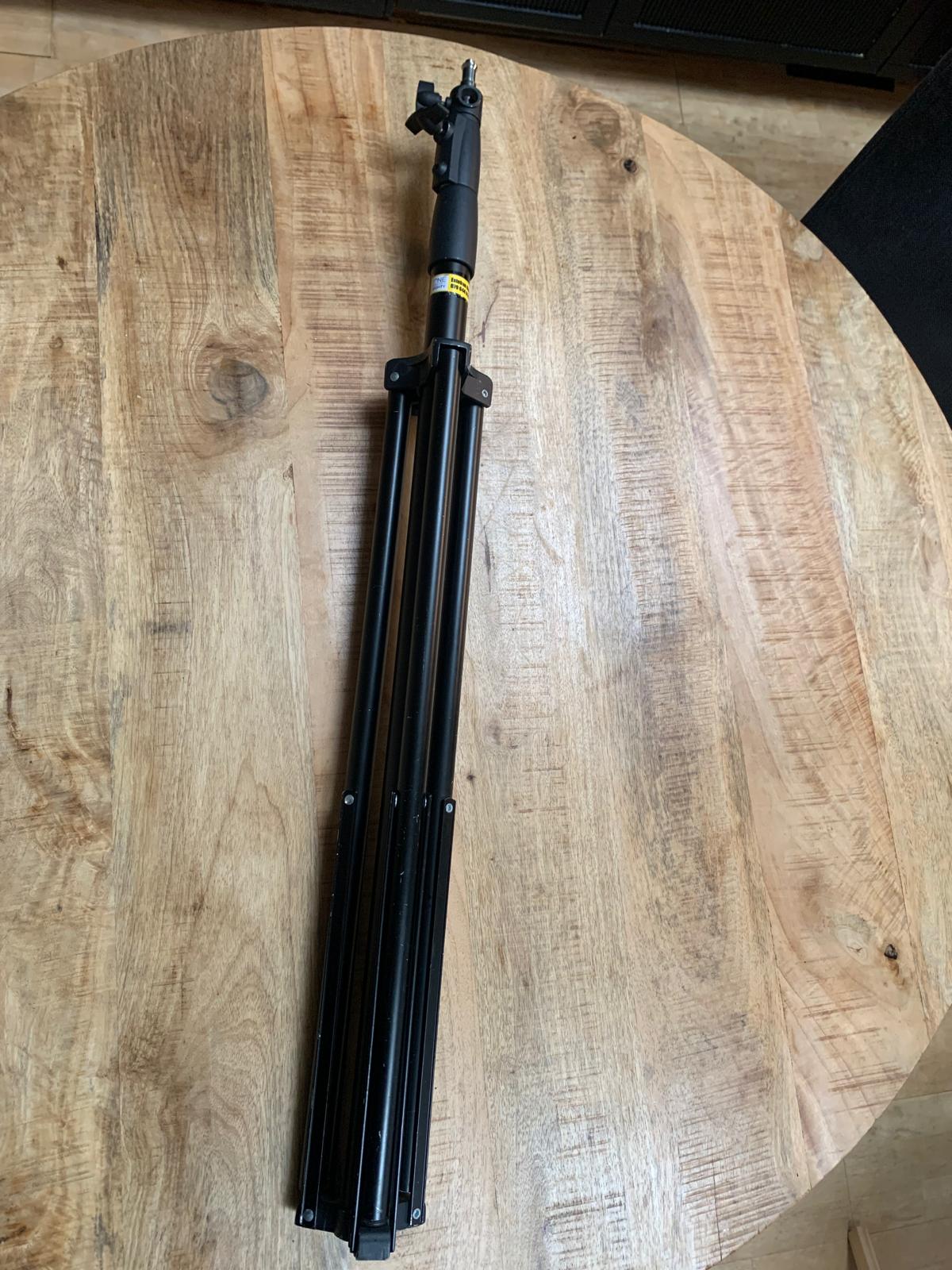 Light stand air cushioned