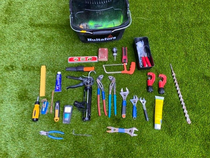 Blandade handverktyg i hink