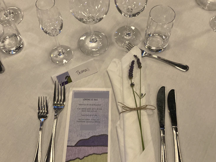 Hyr vackra vita linneservetter till din fest eller bröllop